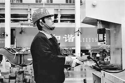 蘭州：寒夜黃河邊，他一把拉出落水大學(xué)生