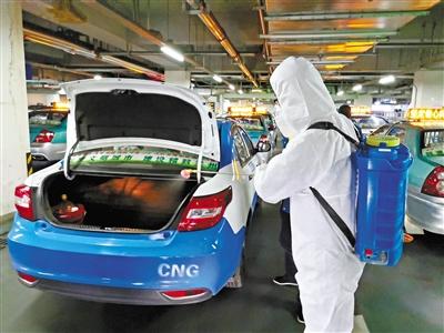 免費(fèi)接送一線抗“疫”人員 蘭州奔馬雷鋒車隊，你們真棒！