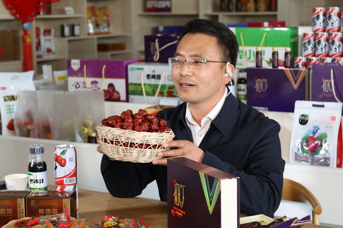 “縣長直播天團”唱響“甘貨春之聲”，售出近30種甘貨1萬余件 開進直播間的網(wǎng)絡扶貧博覽會，受百萬網(wǎng)友點贊 