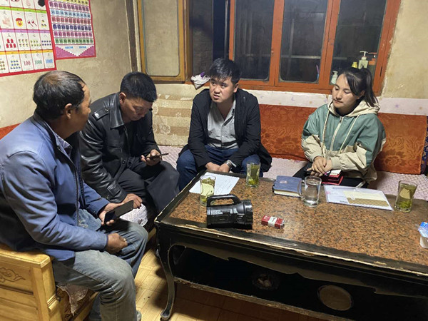 圖為木耳鎮(zhèn)紀(jì)檢干事盧建民（左三）連夜在多壩村多壩組奚連德家中了解受災(zāi)情況，排查安全隱患，并宣傳發(fā)生次生災(zāi)害的相關(guān)知識(shí)。_副本.jpg