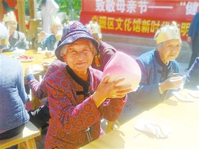 母親節(jié)，白銀“花村”擺了一場“敬老宴”