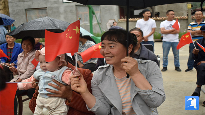 隴南市紀(jì)委監(jiān)委黨員干部與宕昌縣官亭鎮(zhèn)杜家村群眾一起慶祝黨的生日。_副本.jpg
