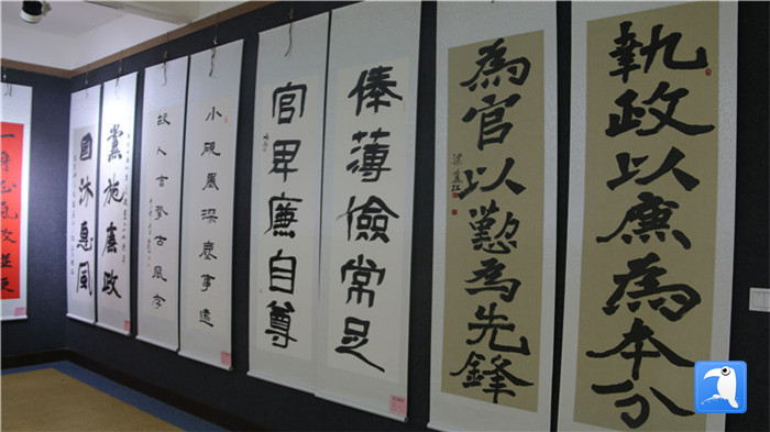 7月1日上午，定西市通渭縣紀(jì)委監(jiān)委舉辦“襄郡清風(fēng)·喜迎建黨99周年”廉政文化書畫展，共同為黨的生日獻(xiàn)禮。_副本.jpg