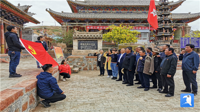 “七一”前夕，甘南州紀(jì)委監(jiān)委機(jī)關(guān)第二黨支部組織支部黨員和幫扶村黨員赴臨潭縣新城鎮(zhèn)蘇維埃舊址紅色教育基地參觀學(xué)習(xí)活動。_副本.jpg