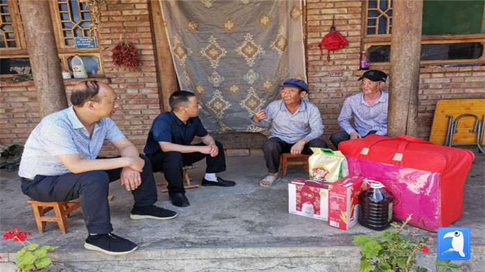 在建黨99周年來臨之際，隴南市禮縣紀(jì)委監(jiān)委在中壩鎮(zhèn)、三峪鄉(xiāng)開展“七一”慰問老黨員、困難黨員活動，為他們送去組織的關(guān)懷和節(jié)日的問候。_副本.jpg