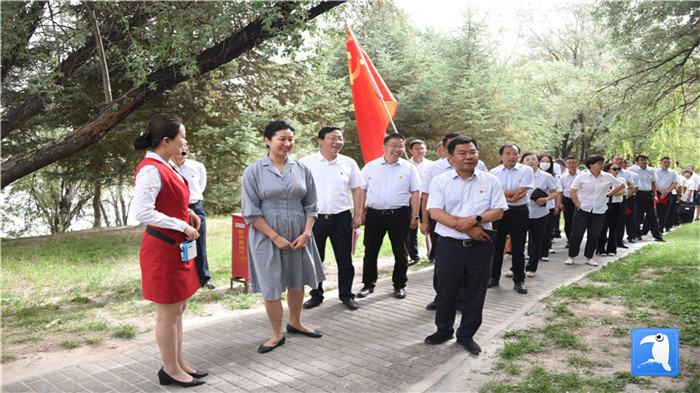 7月1日，嘉峪關(guān)市紀(jì)委監(jiān)委機(jī)關(guān)黨委在迎賓湖絲路廉潔文化主題公園舉行慶祝黨建99周年迎“七一”主題黨日活動。_副本.jpg