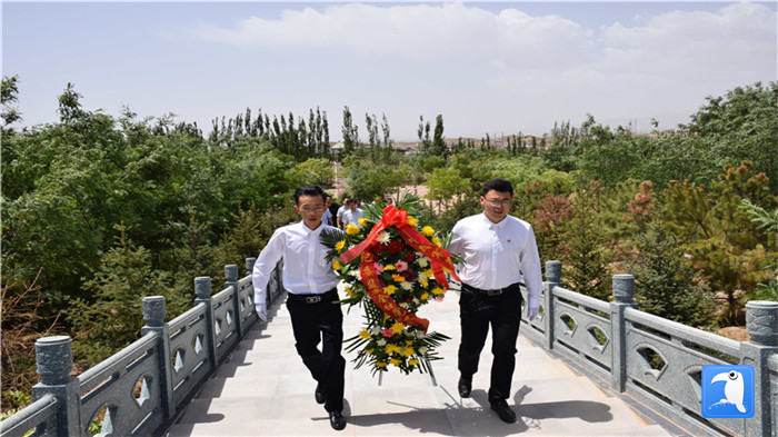 七一”前夕，白銀市紀(jì)委監(jiān)委機(jī)關(guān)黨委組織黨員來到紅軍西路軍景泰烈士陵園開展主題黨日活動。 朱鵬拍攝_副本.jpg