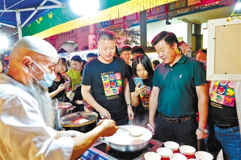 鄭州餐飲同行“打卡”金城夜市：“月光下的蘭州美食，唇齒留香”