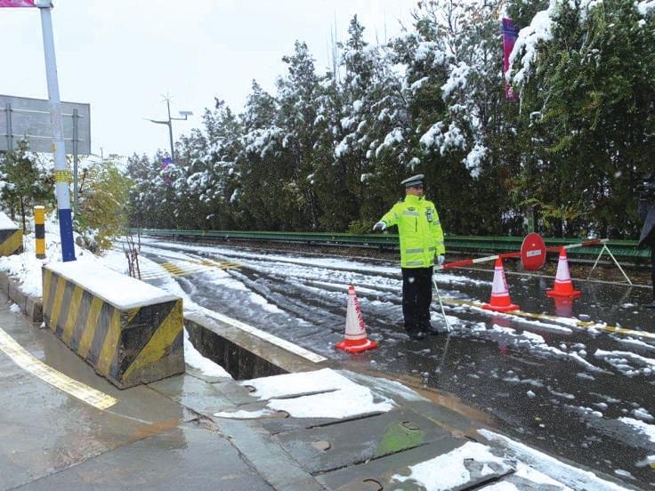 26日蘭州市大部分地區(qū)出現(xiàn)雨雪天氣 交警全員上崗堅(jiān)守道路第一線(xiàn)