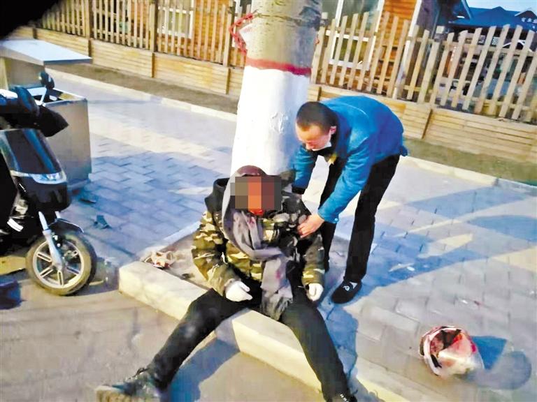 蘭州：騎摩托車男子清晨撞傷 熱心“的哥”全力救助！