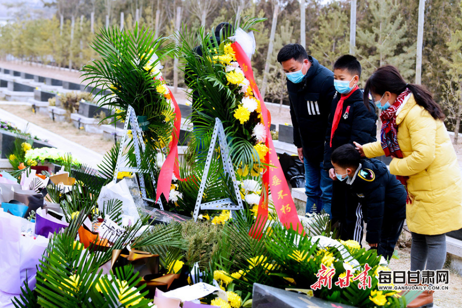 委托快遞、自發(fā)前往，社會各界在陳紅軍烈士墓前獻(xiàn)花致敬