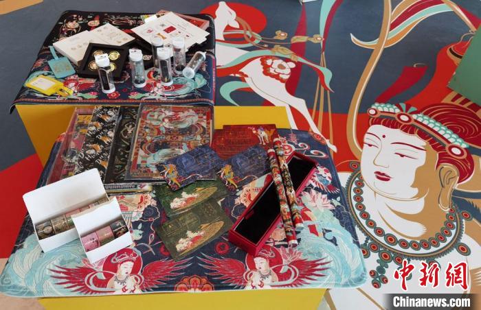 60余類敦煌主題的文創(chuàng)產(chǎn)品讓人愛不釋手?！《∷?攝