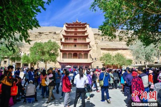 中國農(nóng)歷四月初八，敦煌民眾傳承歷史習俗，前往莫高窟燒香禮佛、祈福。(資料圖) 王斌銀 攝