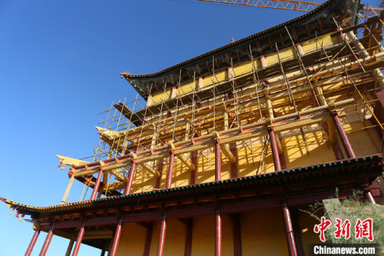 圖為5月上旬，甘肅山丹縣大佛寺內(nèi)，正在修繕中的古建筑大雄寶殿。 中新社記者 高展 攝