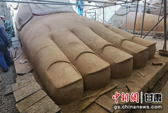 圖為中國“石窟鼻祖”天梯山石窟第13窟大佛足部與局部危巖體搶救性保護(hù)項(xiàng)目施工現(xiàn)場(chǎng)。陳曉斌 攝