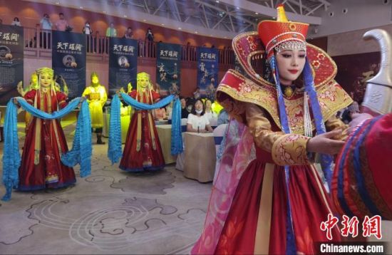 圖為中國首部邊塞史詩劇《天下雄關(guān)》首演發(fā)布會現(xiàn)場?！〈蘖?攝
