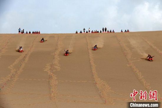 6月13日，敦煌鳴沙山月牙泉景區(qū)舉辦滑沙比賽?！垥粤?攝