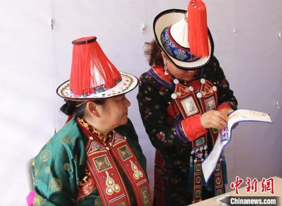 圖為用活態(tài)傳習(xí)的模式促進(jìn)裕固族非物質(zhì)文化遺產(chǎn)的保護(hù)傳承?！∈缝o靜 攝