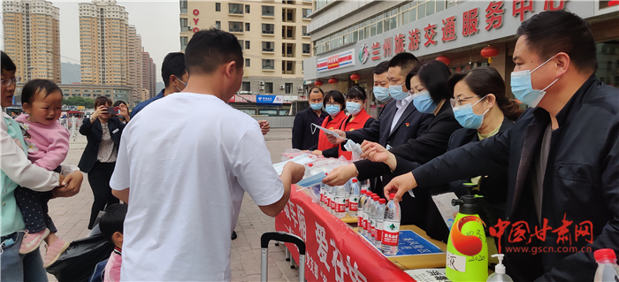 【我為群眾辦實(shí)事】甘肅隴運(yùn)快客:情暖車(chē)廂 愛(ài)在旅途