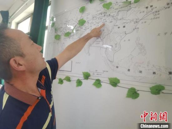 圖為甘肅省社會科學(xué)院絲綢之路研究所所長侯宗輝指出《絲綢之路古文明》課題組考察線路。　閆姣 攝