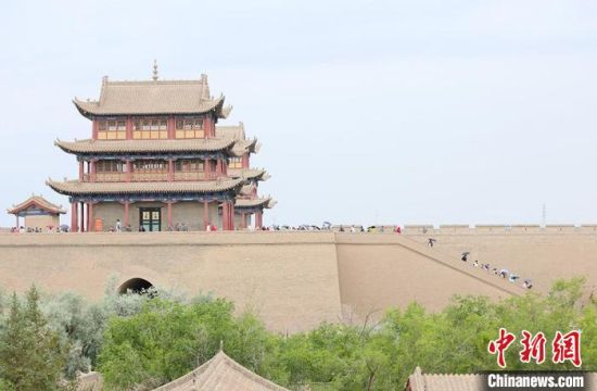 歷經(jīng)數(shù)十載保護修繕的古老關(guān)城得以延年益壽，成為了海內(nèi)外游客“絲路游”的必經(jīng)打卡地。　高展 攝