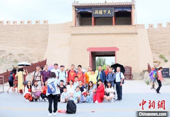 歷經(jīng)數(shù)十載保護修繕的古老關(guān)城得以延年益壽，成為了海內(nèi)外游客“絲路游”的必經(jīng)打卡地?！「哒?攝