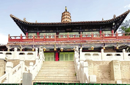 白塔寺閉門謝客，何時開放？管理處：白塔基礎(chǔ)出現(xiàn)病害圍擋施工，預(yù)計(jì)年底前完工
