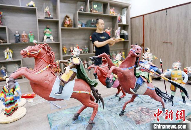 安秋平是成州面塑第五代傳承人，也是當(dāng)?shù)匚ㄒ粓?jiān)守面塑制作的人。　高展 攝