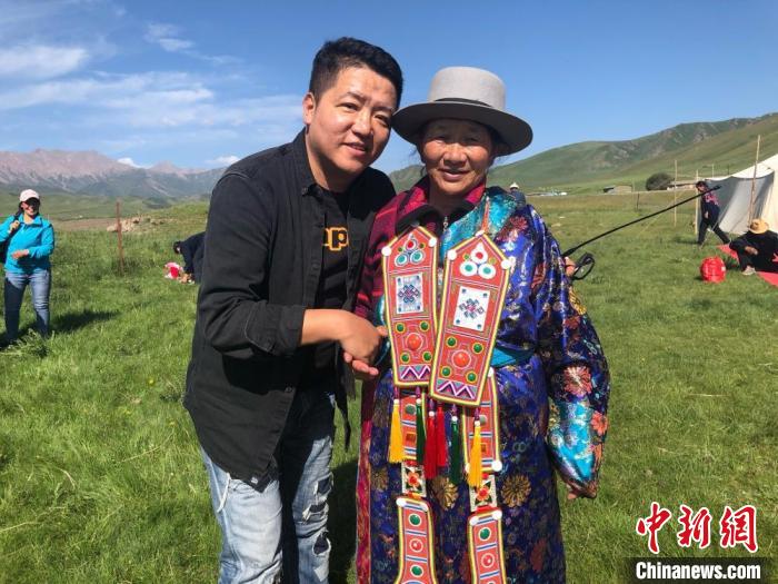 圖為拍攝紀錄片《西茂的婚禮》期間，張輝剛(左)與裕固族老人合影留念。(資料圖) 張輝剛供圖