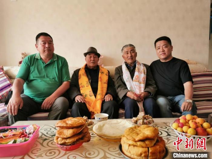 圖為張輝剛(右一)拜訪甘肅肅南縣裕固族德高望重的老人。(資料圖) 張輝剛供圖