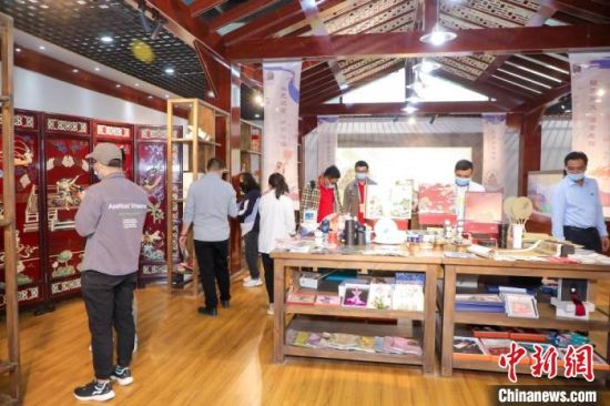 圖為甘肅“一會一節(jié)”期間，位于敦煌的天水市展館中，民眾觀賞文創(chuàng)產品?！「拭C省文化和旅游廳供圖