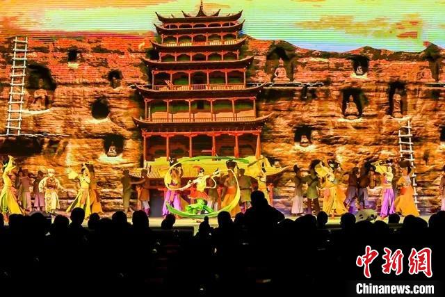 開幕式文藝展示“相約敦煌”，通過數(shù)字技術(shù)將莫高窟“搬到”演出現(xiàn)場(chǎng)。　甘肅省文化和旅游廳供圖
