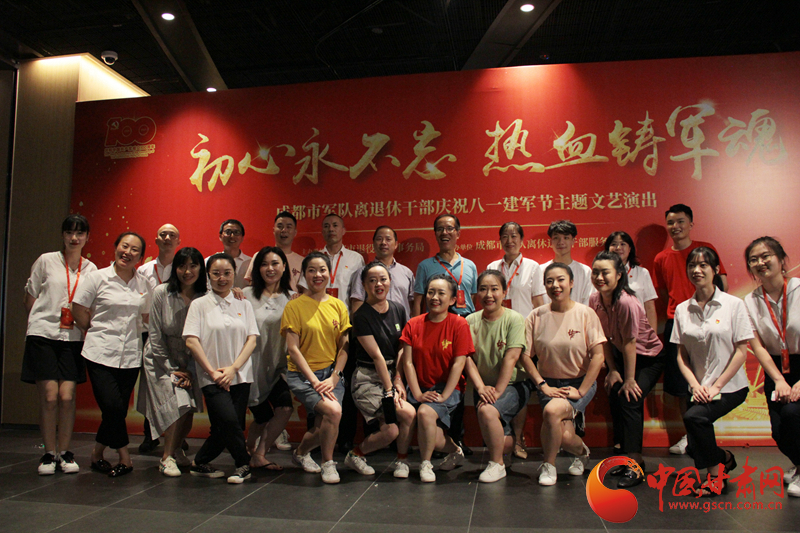 【蘭大新聞學(xué)子重走西北角】不變的軍旅情，不滅的舞臺夢——記原成都軍區(qū)政治部戰(zhàn)旗文工團(tuán)國家一級演員楊思遠(yuǎn)