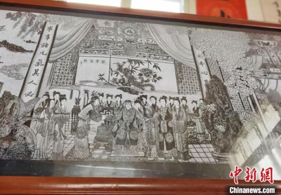 圖為陶世清的影雕作品?！钅?攝