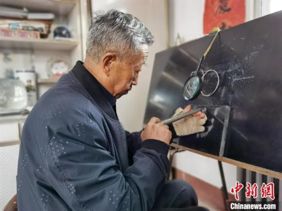 圖為陶世清在創(chuàng)作中。　楊娜 攝