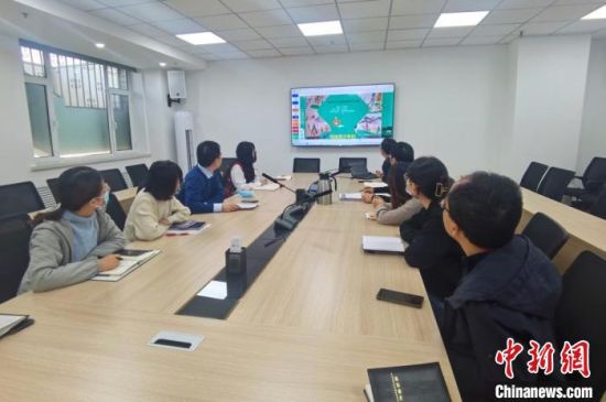 圖為甘肅教育出版社《寫給青少年的敦煌故事》叢書項目組，探討圖書封面設(shè)計?！￠Z姣 攝