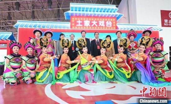 11月26日，“甘肅團(tuán)”在首屆中國(guó)(武漢)文化旅游博覽會(huì)展區(qū)的“土家大戲臺(tái)”，與“湖北團(tuán)”互訪交流。　甘肅省文化和旅游廳供圖