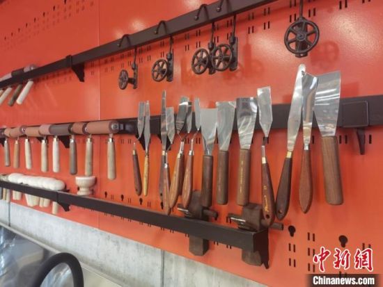 圖為徐晉林制作雕版敦煌壁畫(huà)所用工具。　閆姣 攝
