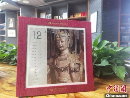 圖為徐晉林制作的敦煌題材的手工書(shū)《走進(jìn)沙漠敦煌——莫高窟與藏書(shū)票藝術(shù)》，深受讀者喜愛(ài)?！￠Z姣 攝