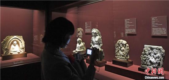 2018年8月，《平山郁夫的絲路世界——平山郁夫絲綢之路美術(shù)館文物展》在甘肅敦煌莫高窟開展。中新社記者 楊艷敏 攝