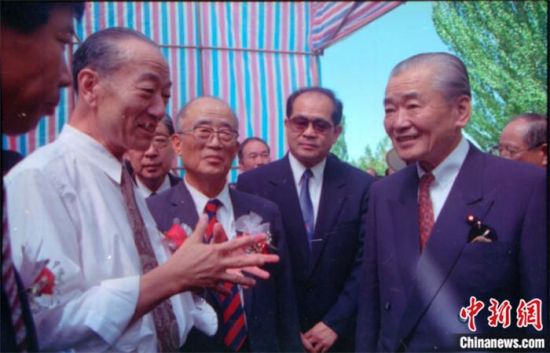 1994年8月，時(shí)任日本首相竹下登(右一)與時(shí)任敦煌研究院院長(zhǎng)段文杰在莫高窟親切交談。中新社發(fā) 婁婕 供圖