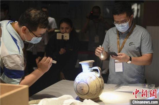 2020年6月，在長(zhǎng)沙博物館舉行“從地中海到中國：絲路寶藏——平山郁夫絲綢之路美術(shù)館藏文物展”前，專家開箱鑒定文物。中新社記者 楊華峰 攝