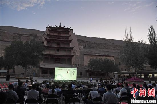 2018年8月，在敦煌莫高窟標(biāo)志性建筑“九層樓”前，《回顧平山郁夫先生的貢獻(xiàn)》座談會(huì)舉行。來自中日兩國的專家、學(xué)者共同懷念這位情系敦煌數(shù)十載的繪畫巨匠、中日友好的文化使者、世界文化遺產(chǎn)的守護(hù)者。中新社記者 楊艷敏 攝