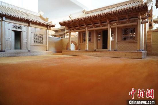 圖為微縮建筑蘭州四合院內(nèi)部結(jié)構(gòu)?！【琶赖┰?　攝