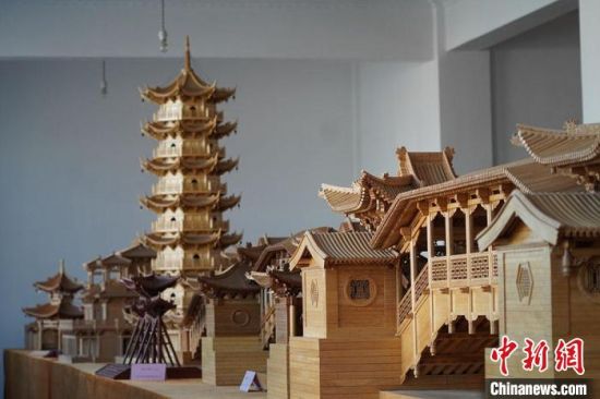 圖為古建筑模型制作技藝傳習(xí)所展廳內(nèi)的微縮古建筑作品?！【琶赖┰?　攝