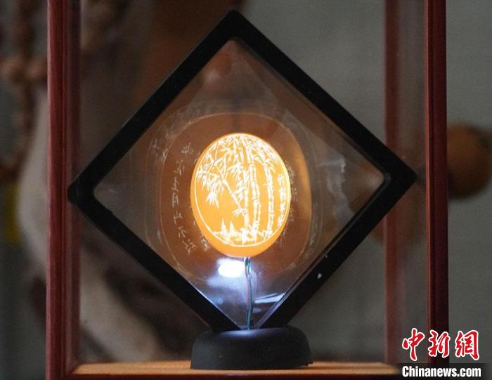 圖為吳義澤新包裝給蛋雕呈現(xiàn)立體感?！【琶赖ぴ?攝