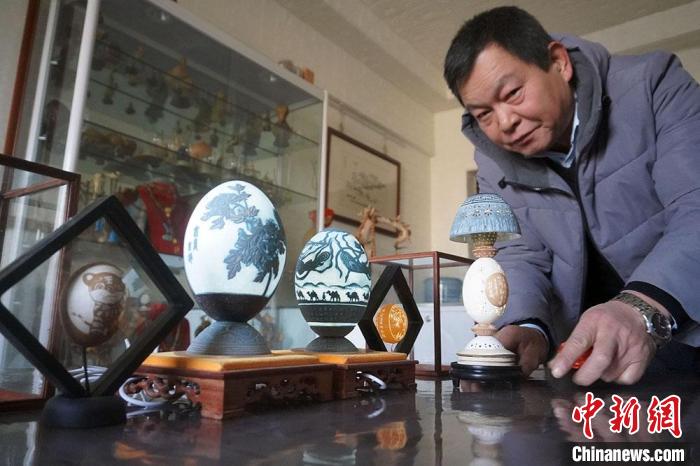 圖為吳義澤展示的最新創(chuàng)作的蛋雕作品?！【琶赖ぴ?攝