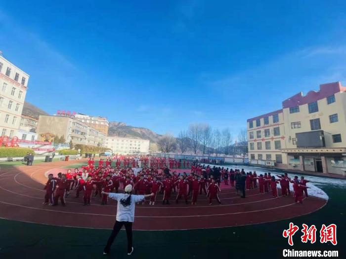 圖為街舞老師教授藏族學(xué)子跳街舞?！￡惿菩?攝