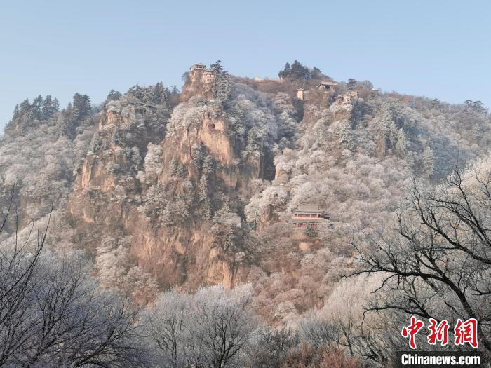 圖為崆峒山霧凇景色?！⌒煺袢A 攝