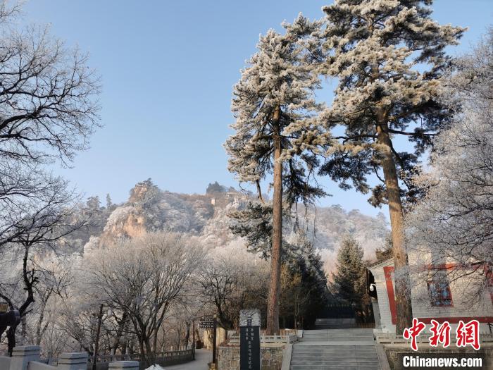 圖為崆峒山霧凇景色美不勝收。　徐振華 攝